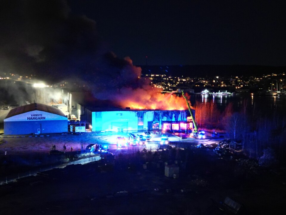 BRANN: Ishallen StjerneVærste brant natt til torsdag. Brannvesen driver etterslukking torsdag morgen. Det brenner kraftig i en ishall på Dokka i Fredrikstad natt til torsdag. Foto: Utrykningsnytt / NTB