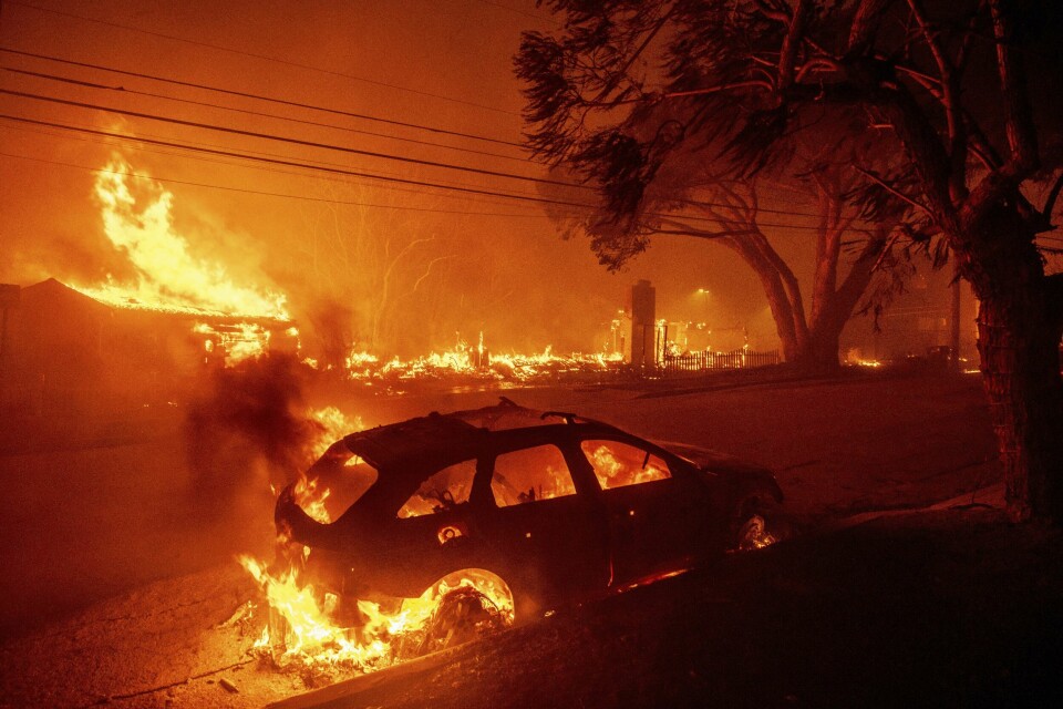 LOS ANGELES: Skogbrannene i Los Angeles har ført til store ødeleggelser. Bildet viser en utbrent bil i Los Angeles. Foto: Ethan Swope / AP / NTB