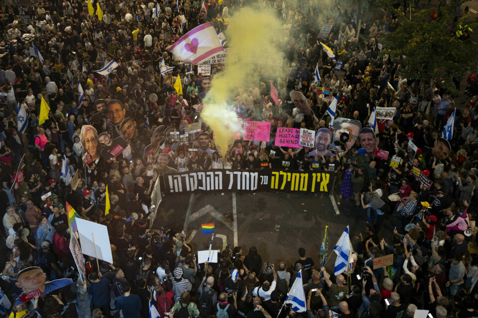 DEMONSTRERTE LØRDAG: Demonstranter i Tel Aviv krever at gislene løslates med én gang. Bildet ble tatt lørdag. Bildet viser demonstranter i Tel Aviv som krever at gislene løslates umiddelbart. Bildet ble tatt lørdag. Foto: Oded Balilty / AP / NTB