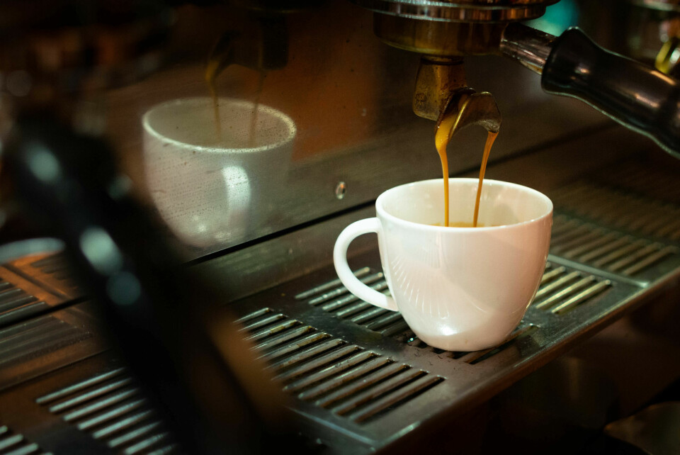 KAFFE: Å drikke kaffe på morgenen kan være sunt, ifølge en ny studie. Bilde av kaffemaskin som lager en kopp kaffe.