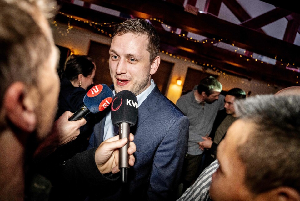 VALG: Jens-Fredrik Nielsen er leder for partiet Demokratene. De vant valget på Grønland tirsdag. Jens-Fredrik Nielsen snaker med media. Han har to mikrofoner opp mot ansiktet.