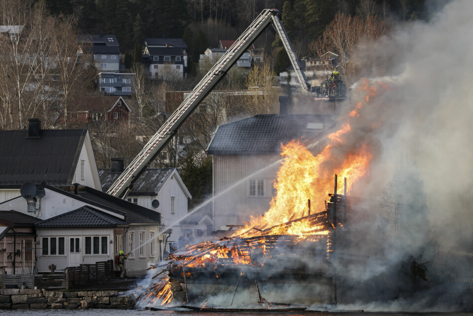 DRAMATISK: Totalt fem hus ble ødelagt i brannen i Drammen torsdag. Brannvesenet driver etterslukking fredag. Foto: Jonas Been Henriksen / NTB / NPK