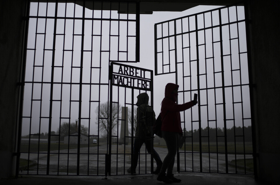FIKK STRAFF: Elever gjorde høyreekstrem hilsen i Auschwitz. Det har de fått straff for. Rettsoppgjøret etter andre verdenskrig går mot slutten i Tyskland ettersom det knapt er noen gjenlevende gamle nazister igjen å straffeforfølge. Dette bildet er fra inngangen til konsentrasjonsleiren Sachsenhausen nord for Berlin. Foto: AP / NTB