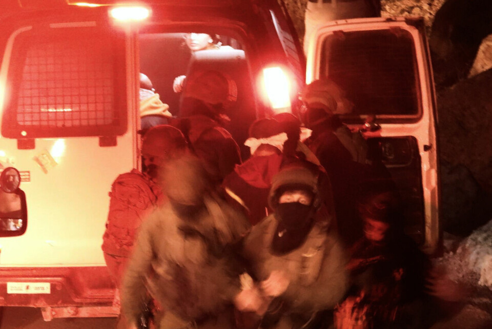 PÅGREPET: En video viser at israelske soldater tok med seg regissøren Hamdan Ballal fra en ambulanse. Hæren sier det ikke stemmer. Den israelske hæren nekter for at soldater hentet den skadede Oscar-vinnende palestinske regissøren Hamdan Ballal ut av en ambulanse og førte ham bort iført håndjern og med bind for øynene mandag kveld. En video fra stedet dokumenterer at det var dette som skjedde. Foto: Raviv Rose / AP / NTB