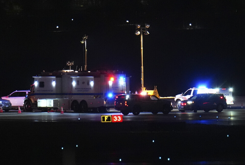 WASHINGTON: Her er nødetatene ved Reagan National Airport nær Washington D.C. Et fly krasjet med et helikopter. Bildet viser nødetatene på åstedet ved Reagan National Airport i Washington. Mange fryktes omkommet etter at et passasjerfly fra American Airlines kolliderte med et militærhelikopter i luften ved flyplassen onsdag. Foto: Julio Cortez / AP / NTB