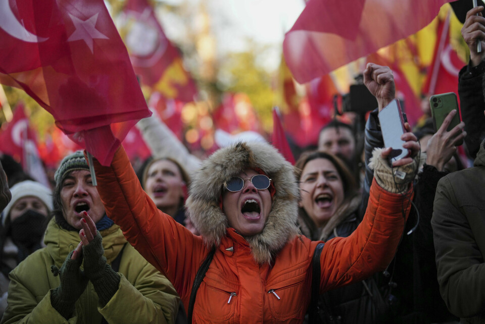 PROTESTERER I TYRKIA: Folk samlet seg utenfor rådhuset i Istanbul i Tyrkia. De protesterer. Bildet viser demonstranter som er samlet utenfor rådhuset i Istanbul for å protestere mot pågripelsen av ordfører Ekrem Imamoglu. Foto: Francisco Seco / AP / NTB