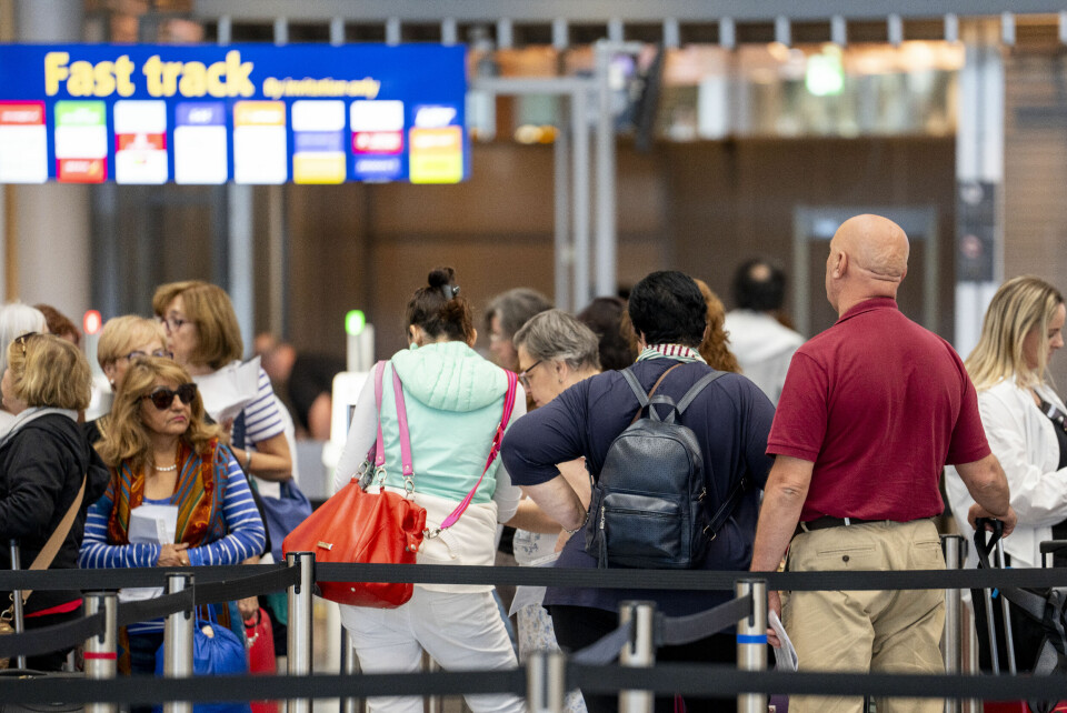 TRAVELT: Det blir travelt på Avinor sine flyplasser de neste dagene. De ber folk om å forberede seg godt før de reiser. Bildet viser folk som står i kø på Oslo lufthavn Gardermoen. Foto: Javad Parsa / NTB / NPK