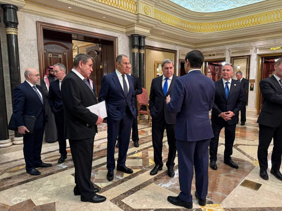 MØTTES: Utenriksministrene i USA og Russland møttes i Saudi-Arabia tirsdag. Bildet viser møtedeltagere fra USA og Russland i en pause. Foto: Russian Foreign Ministry / Handout/Reuters / NTB