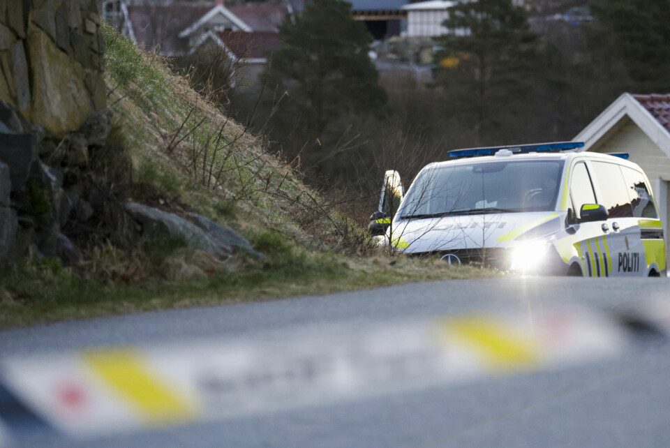 AGDER: Tre personer ble funnet døde i Agder natt til mandag. Rundt klokken 4.30 mandag morgen rykket politiet ut til en bolig på Vigeland etter melding om bråk på stedet. Politiet tok seg inn i boligen og fant to døde personer. Foto: Tor Erik Schrøder / NTB