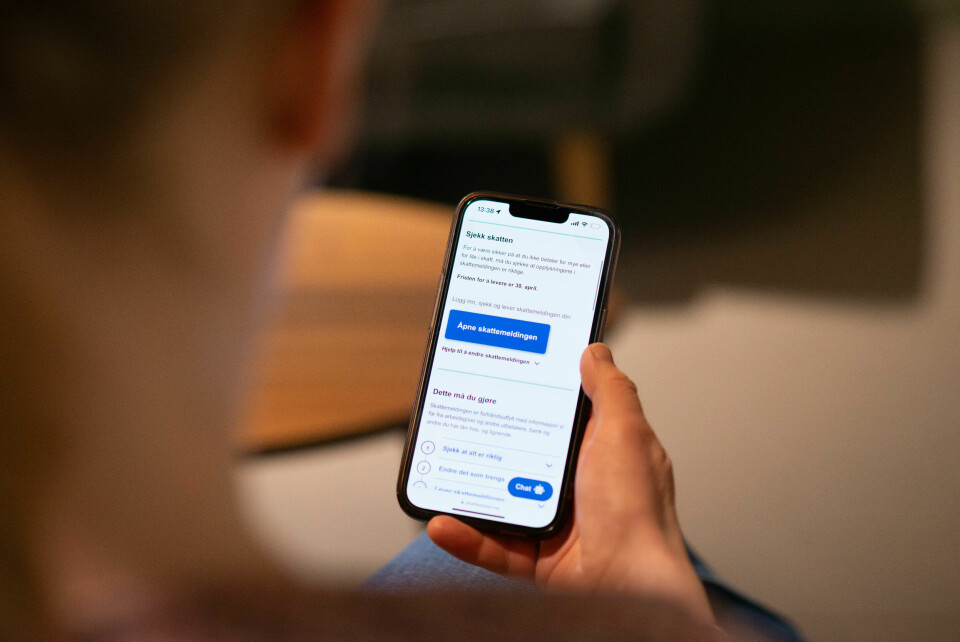 SKATTEMELDING: I dag kommer de første skattemeldingene. Bilde av person som holder mobil der du logger inn til skattemeldingen. Foto: Anders Stensland Olsen