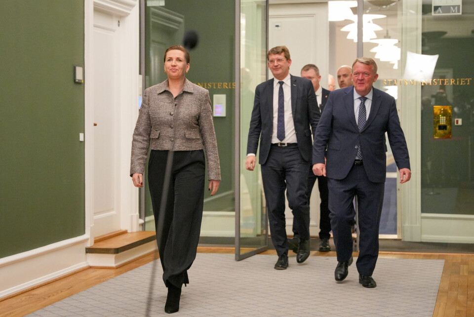 STATSMINISTER: Mette Frederiksen er statsminister i Danmark. Danskene vil snakke med Trumps regjering. Statsminister Mette Frederiksen, forsvarsminister Troels Lund Poulsen og utenriksminister Lars Løkke Rasmussen kom sammen med øvrige danske partiledere ut fra et partiledermøte som handlet om Grønland-situasjonen torsdag kveld. Foto: Emil Helms / Ritzau Scanpix / NTB