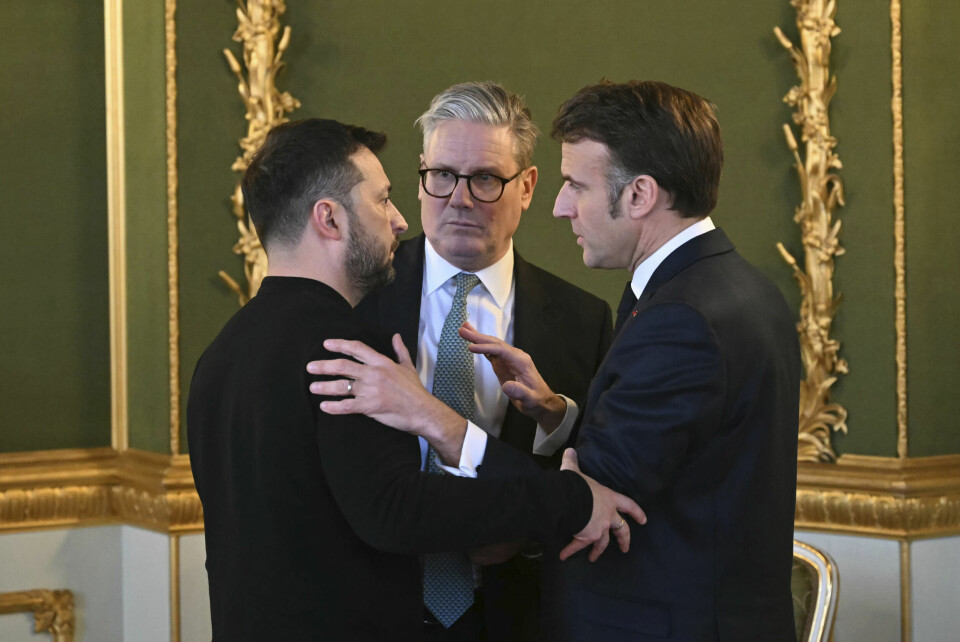 MØTTES: Europeiske ledere hadde møte i helgen. På bildet er britenes statsminister Keir Starmer (i midten), Ukrainas president Volodymyr Zelenskyj og Frankrikes president Emmanuel Macron. Bildet viser Frankrikes president Emmanuel Macron og Storbritannias statsminister som snakker med Ukrainas president Volodymyr Zelenskyj i London. Foto: Justin Tallis / AP / NTB