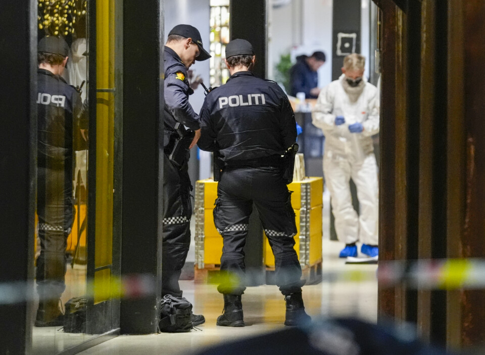 KNIVSTIKKING: Flere personer ble skadd i en knivstikking før jul. Nå er den siktede våken fra koma. Bildet viser politiet på stedet der personer ble knivstukket fredag. Foto: Terje Bendiksby / NTB