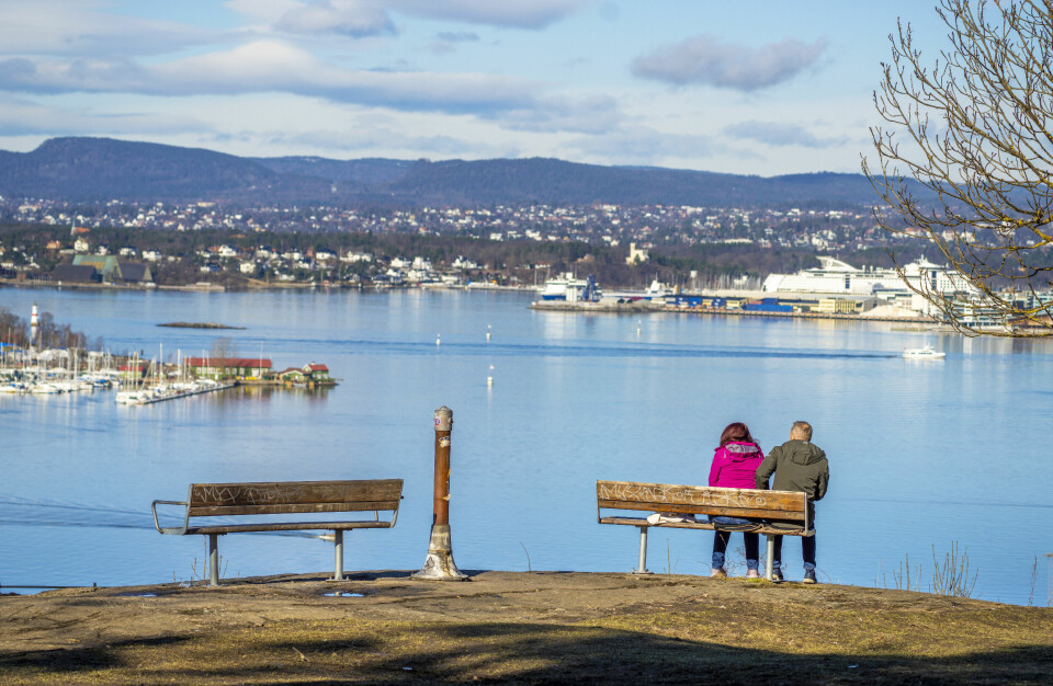 SOL: Oslo har hatt flere dager med sol denne uken. Dei aller fleste stadene i landet vil få fint vêr til over helga. Ifølgje meteorologen kan det bli temperaturar opp mot 15 grader. Biletet er teke i Oslo, påska 2021. Foto: Ole Berg-Rusten / NTB / NPK