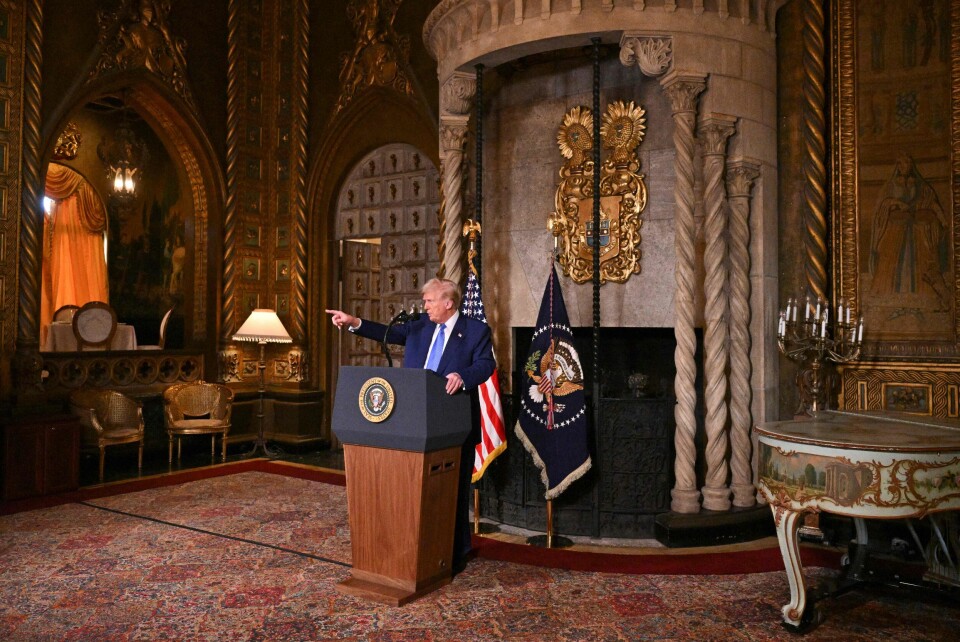 TRUMP OM UKRAINA: – Jeg tror at jeg har makt til å få en slutt på denne krigen, sier Donald Trump. Bildet viser Donald Trump ved talerstolen. Foto: ROBERTO SCHMIDT / AFP / NTB
