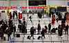 Bilde av passasjerer på flyplassen Gatwick i London. Foto: EPA/NTB