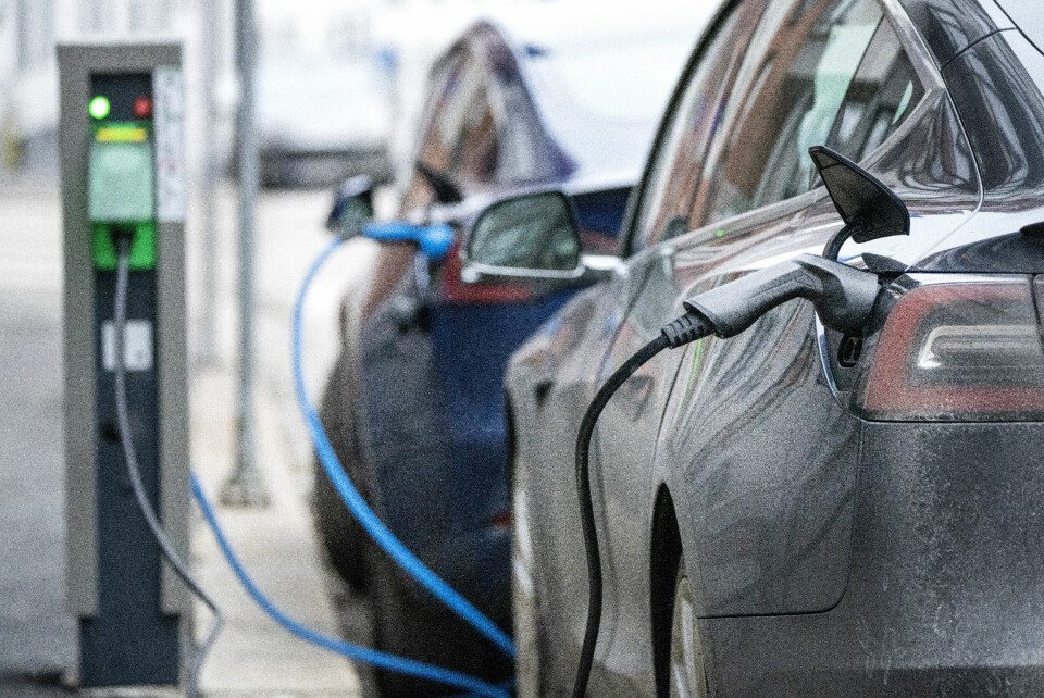 ELBIL: 89 prosent av nye biler var elbiler i fjor. Bildet viser to elbiler som lader ved en ladestasjon. Foto: Gorm Kallestad / NTB/ NPK