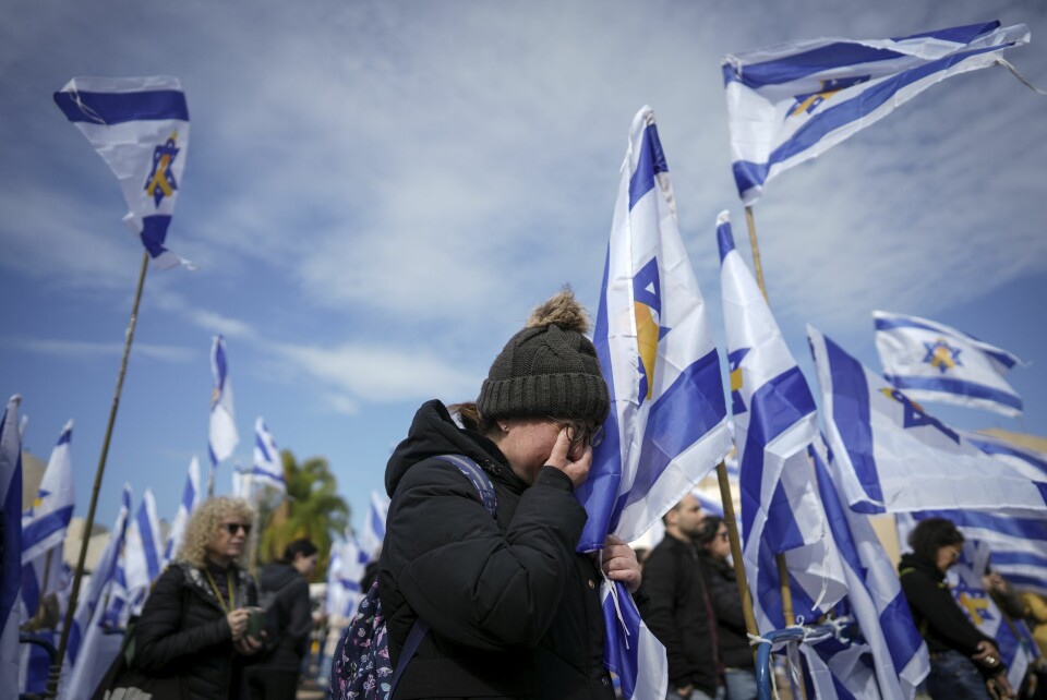 ISRAEL: Hamas leverte fire døde mennesker til Israel torsdag. Sørgende israelere samlet i Tel Aviv torsdag, da levningene av fire døde gisler ble levert tilbake til Israel. Foto: Oded Balilty / AP / NTB