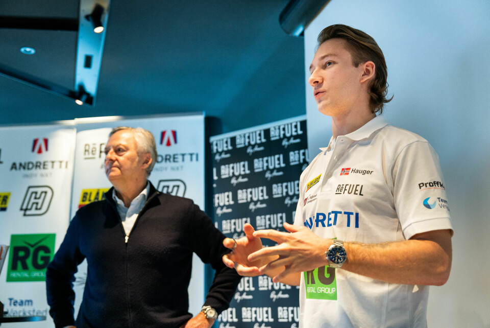 MØTTE PRESSEN: Her er manager Harald Huysman og Dennis Hauger under en pressekonferanse i USA. Manager Harald Huysman og Dennis Hauger under en pressekonferanse for å markere starten på karrieren i Indy NXT-serien i USA. Foto: Martin Solhaug Standal / NTB