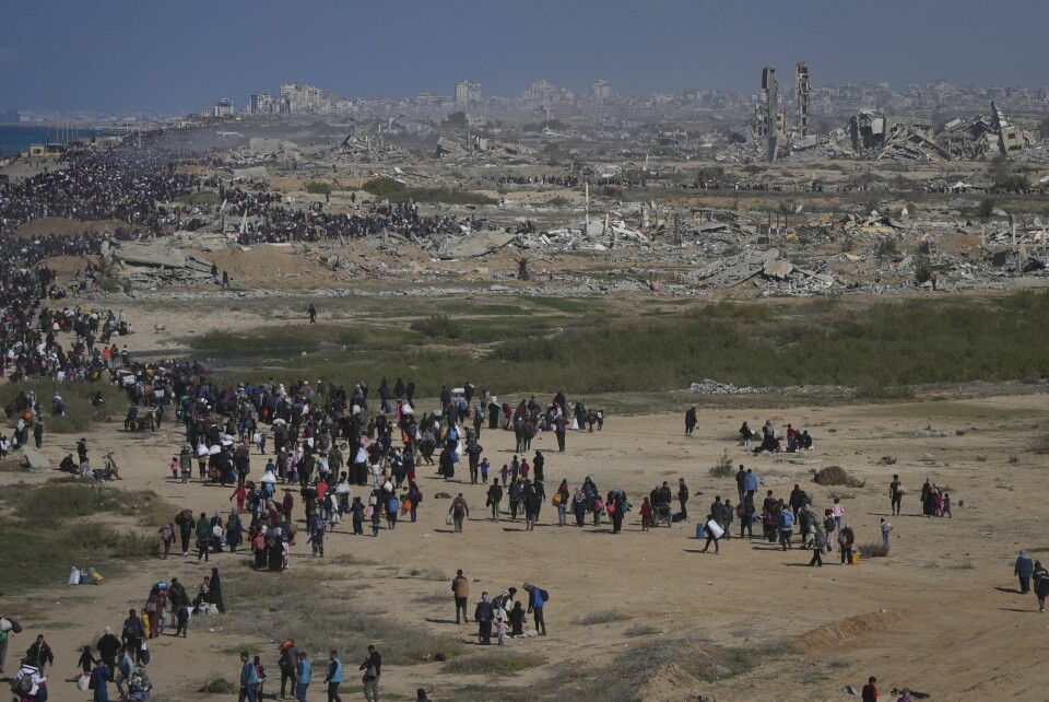 VENDER HJEM: Palestinere vender hjem til den nordlige delen av Gazastripen. Bildet viser palestinere som vender hjem til den nordlige delen av Gazastripen, der blant annet Gaza by ligger. Foto: Abdel Kareem Hana / AP / NTB