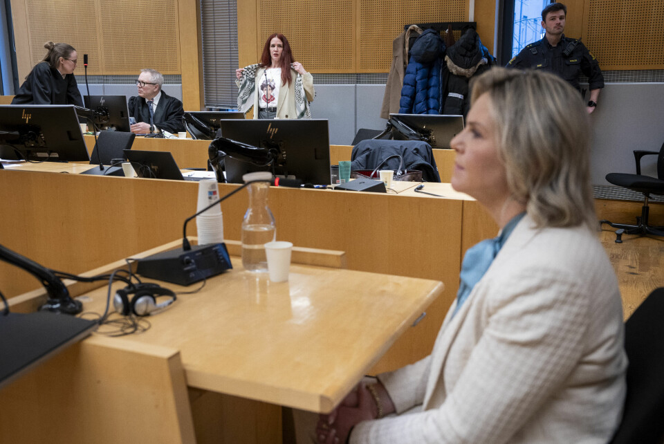 VITNE: Frp-leder Sylvi Listhaug vitner mot Palestina-demonstrantene. Ei av dei tiltalte, Carina Tessand (t.v.), og Sylvi Listhaug før rettssaka i Oslo tingrett mot tre kvinnelege demonstrantar som 13. mars i fjor følgde etter Frp-leiar Sylvi Listhaug frå Utanriksdepartementet til Stortinget. Demonstrantane skal ha ropt ukvemsord og filma henne. Foto: Heiko Junge / NTB / NPK