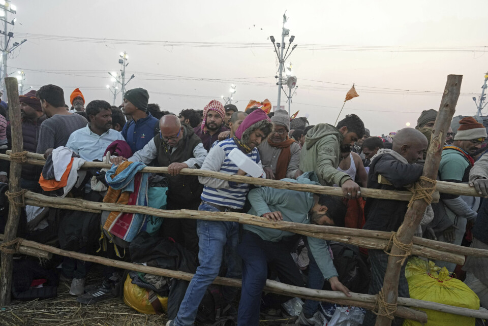 KAOS: Minst 15 døde under den indiske festivalen Maha Kumbh Mela natt til onsdag. Minst 15 mennesker skal ha blitt tråkket i hjel da det oppsto kaos under hindufestivalen Maha Kumbh Mela i India natt til onsdag. Foto: AP / NTB