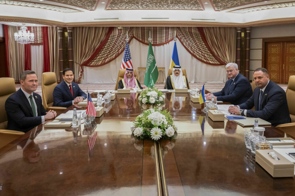 USA MØTER UKRAINA: Her er USAs utenriksminister Marco Rubio og USAs nasjonale sikkerhetsrådgiver Mike Waltz på venstre side av bordet. På høyre side sitter Ukrainas utenriksminister Andrij Sybiha og Zelenskyjs stabssjef Andrij Jermak. Bildet viser USAs utenriksminister Marco Rubio og USAs nasjonale sikkerhetsrådgiver Mike Waltz på venstre side av bordet, mens Ukrainas utenriksminister Andrij Sybiha og Zelenskyjs stabssjef Andrij Jermak sitter på den høyre siden. Foto: Saul Loeb / Pool Photo via AP / NTB