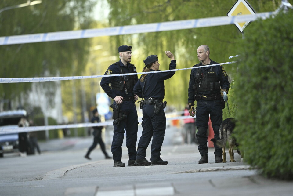 TRE DREPTE: Tre personer ble skutt og drept i Uppsala tirsdag. De drepte var mellom 15 og 20 år, ifølge politiet. Bildet viser politi med hund på åstedet i Uppsala der tre personer ble skutt og drept tirsdag. Foto: Fredrik Sandberg / TT / NTB