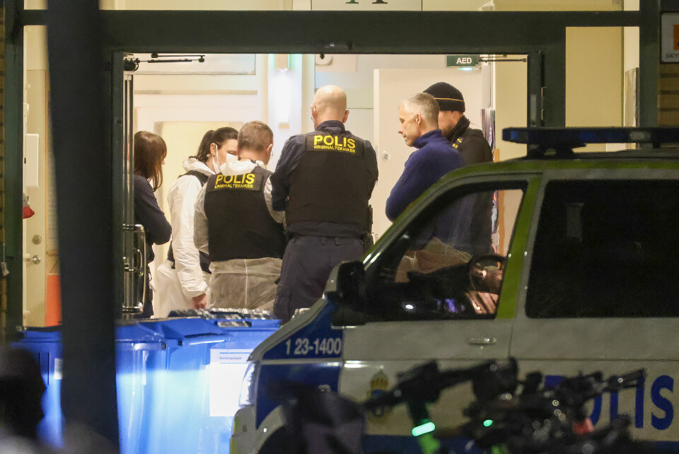 SKYTING PÅ SKOLE: Her er politiet på plass på åstedet tirsdag kveld. Minst ti personer ble drept i en skyting i Örebro i Sverige. Bildet viser politiets folk inne på åstedet der en mann skjøt og drepte minst ti personer i Sverige. Foto: Hans Olav Torgersen / NTB