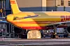 Bildet viser en konteiner som blåste inn i et fraktfly fra DHL på Gardermoen fredag. Foto: Gorm Kallestad / NTB
