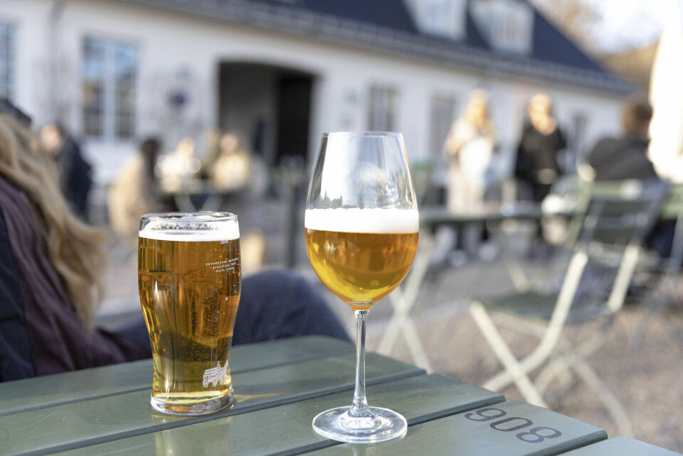 VÆR: Torsdag kan temperaturene på Sørlandet og Østlandet stige veldig og vise rundt 14 grader. Det kan kanskje noen benytte til en øl i sola. Men gleden er kortvarig, ifølge meteorologen. Torsdag kan temperaturene på Sør- og Østlandet stige veldig og vise rundt 14 grader. Det kan kanskje noen benytte til en øl i sola. Men gleden blir kortvarig, for til helgen faller temperaturene igjen. Foto: Hanna Johre / NTB