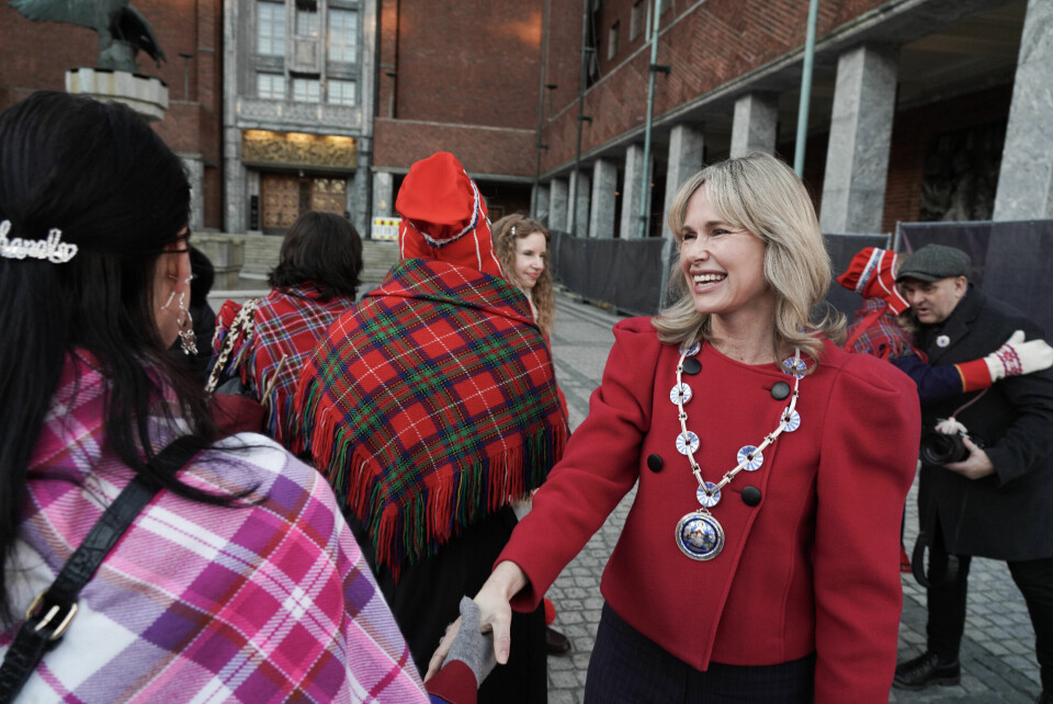FEIRER: 6. februar er samenes nasjonaldag. Bildet er fra feiring på rådhuset i Oslo. Ordfører Anne Lindboe hilser på representanter for 6. februar-komiteen og Samisk Hus. Foto: Ole Berg-Rusten / NTB
