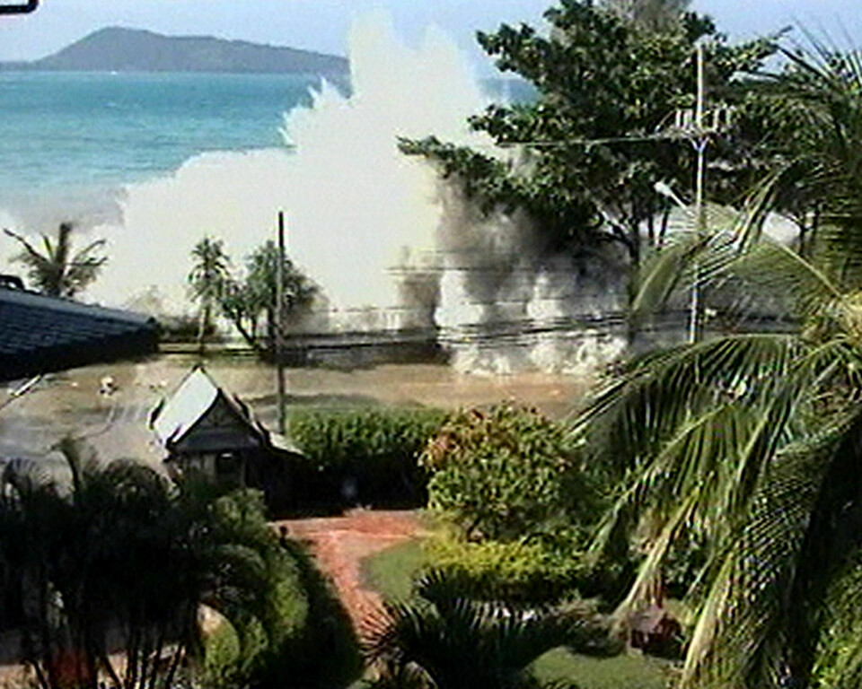 KATASTROFE: Enorme tsunamibølger feide inn over strendene i Phuket i Thailand. Dette er et stillbilde fra en video som en britisk familie filmet fra balkongen på et hotell. Enorme tsunamibølger feide inn over strendene i Phuket i Thailand. Dette er et stillbilde fra en video som en britisk familie filmet fra balkongen på et hotell. Foto: AP / NTB