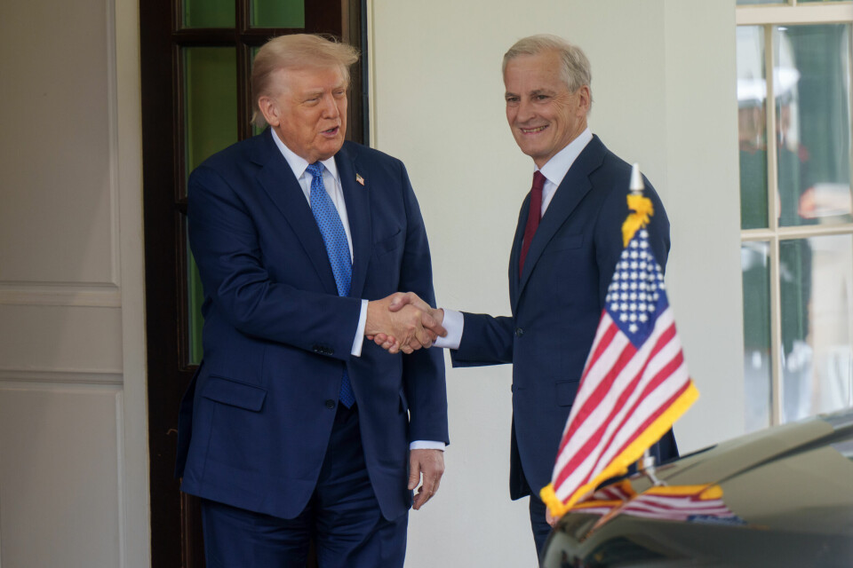 GOD STEMNING: Statsminister Jonas Gahr Støre fikk mye skryt fra USAs president Donald Trump. USAs president Donald Trump ønsket tradisjonen tro sin gjest velkommen utenfor Det hvite hus. Der var det gode håndtrykk og brede smil, og tonen var god. Foto: Cornelius Poppe / NTB