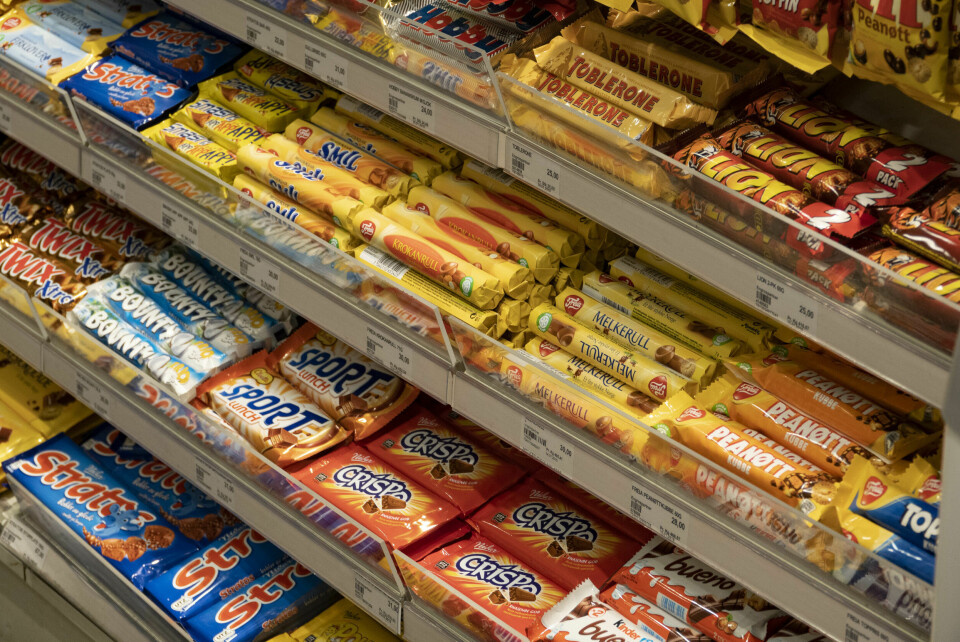 DYRERE: Sjokolade er blant matvarene som har steget mest i pris det siste året. Bildet viser en butikkhylle med mange ulike sjokolader. Foto: Geir Olsen / NTB / NPK