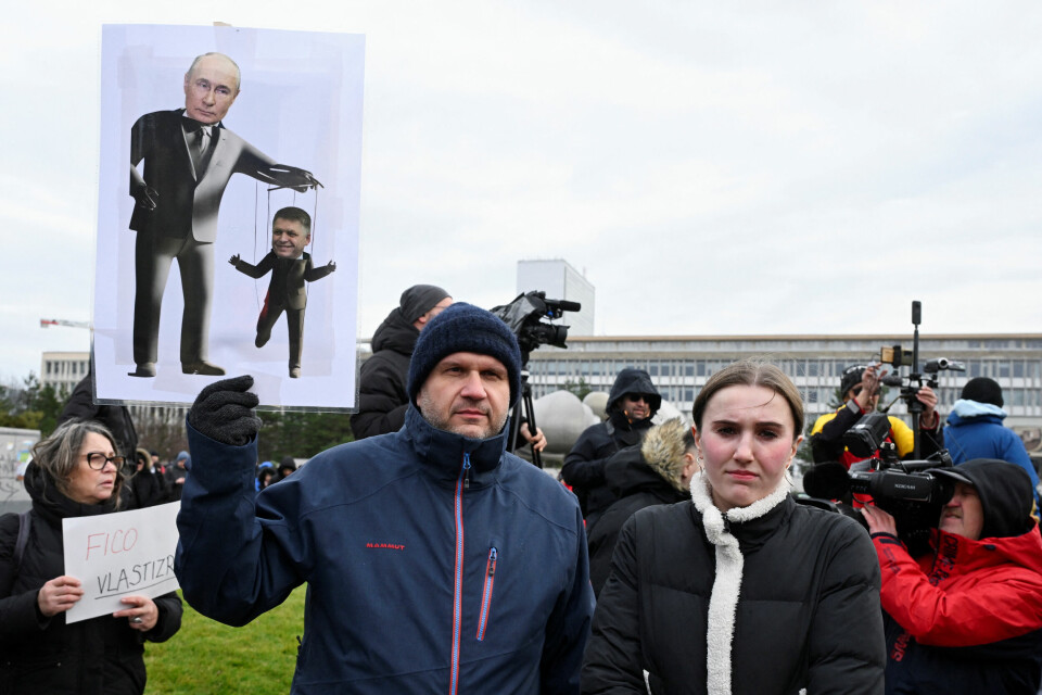 PROTESTERER: Folk i Slovakia protesterte mot egne myndigheter før jul. Landets statsminister besøkte presidenten i Russland. Bildet viser folk som protesterer på vennskapet mellom Slovakias statsminister og Russlands president. Foto: Radovan Stoklasa / Reuters / NTB.