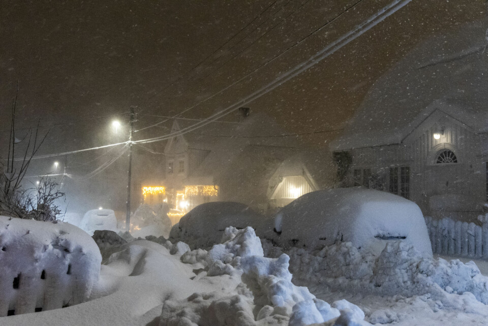 VÆR: Slik så det ut i Kristiansand natt til første nyttårsdag for ett år siden. Det blir neppe like mye snø i år, men fare for snø blir det i store deler av landet. All snøen gir mange problemer på veiene, blant annet for dem som skal ut og reparere feil på strømnettet. Her på Grim i Kristiansand. Foto: Tor Erik Schrøder / NTB
