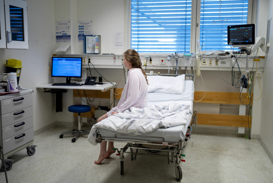 HELSE: Mange opplever at de selv eller noen de kjenner ikke får den hjelpen de trenger, viser undersøkelsen. Bildet viser en pasient som sitter alene i en sykehusseng. Foto: Gorm Kallestad / NTB