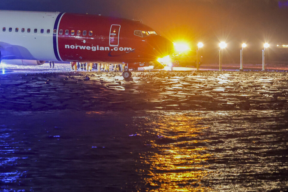 FLY: Et Norwegian-fly med 171 om bord kjørte utenfor rullebanen på Molde lufthavn torsdag kveld. Et Norwegian-fly med 171 om bord kjørte utenfor rullebanen på Molde lufthavn torsdag kveld. Foto: Svein Ove Ekornesvåg / NTB