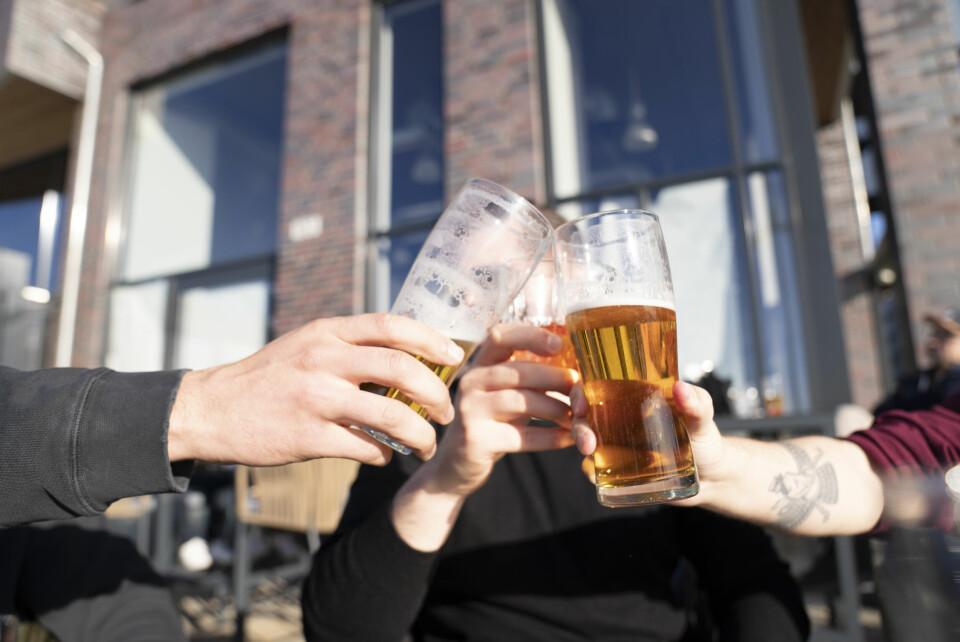 SOL: Folk på Østlandet og Sørlandet kan kose seg i solveggen denne uka. Dei tronge økonomiske tidene gjer at folk også kuttar på sosiale ting som å gå ut på byen med venner, konsertar og kinobesøk. Det viser ei ny undersøking.Illustrasjonsfoto: Torstein Bøe / NTB/ NPK