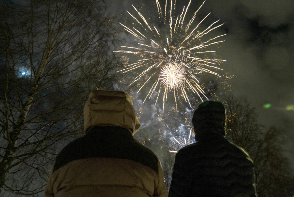 NYTTÅRSAFTEN: Folk oppfordres til å være forsiktige når de skal fyre opp fyrverkeri. Folk oppfordres til forsiktighet når de skal ut og fyre opp fyrverkeri på nyttårsaften. Foto: Gorm Kallestad / NTB