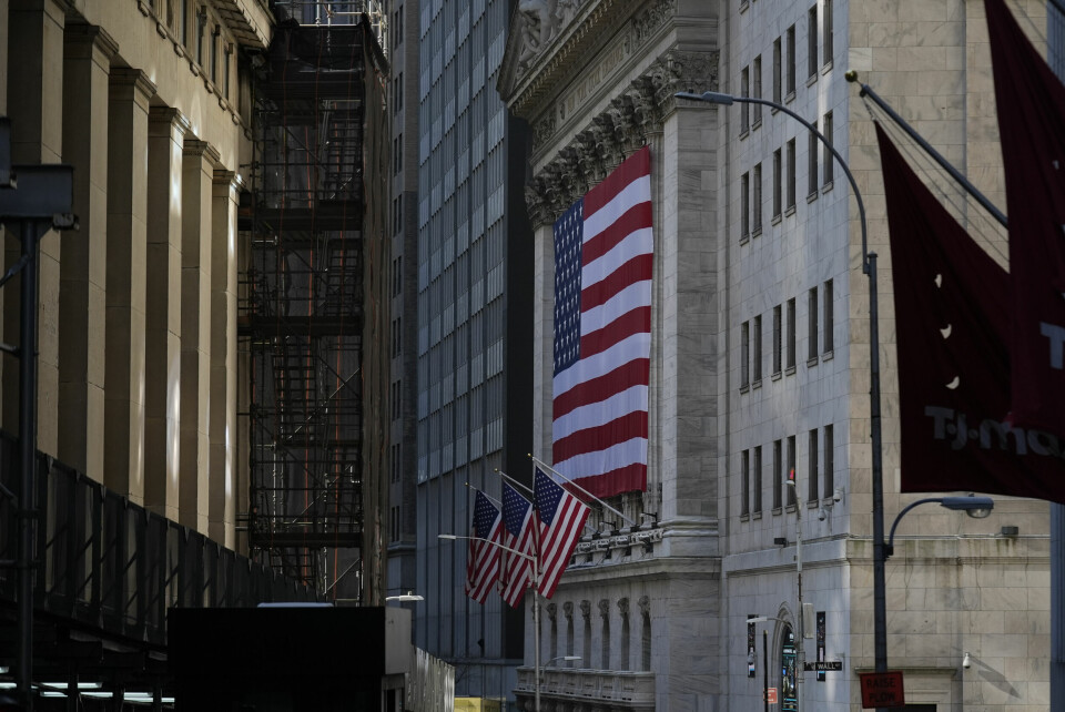 USA: Det amerikanske flagget henger utenfor Wall Street i New York. Amerikanske flagg ved New York-børsen i slutten av forrige måned. Foto: Seth Wenig / AP / NTB