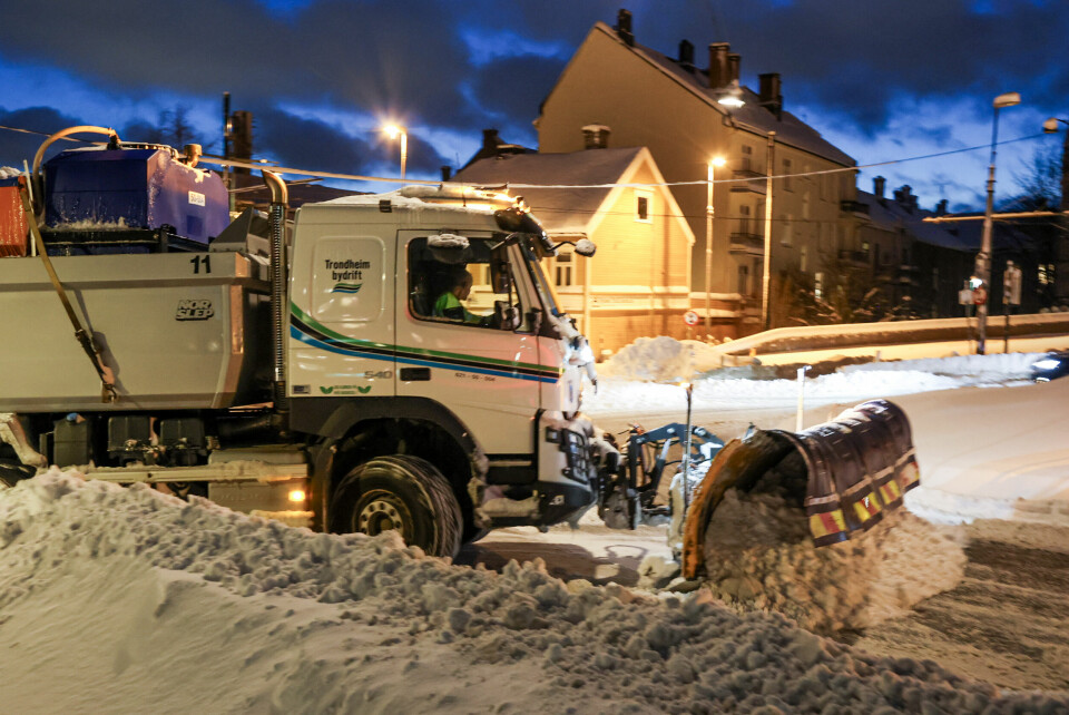 TRONDHEIM: Det har kommet mye snø i Trondheim. Bildet viser en brøytebil som måker seg gjennom Trondheims snøtunge gater. Foto: Jan Langhaug / NTB