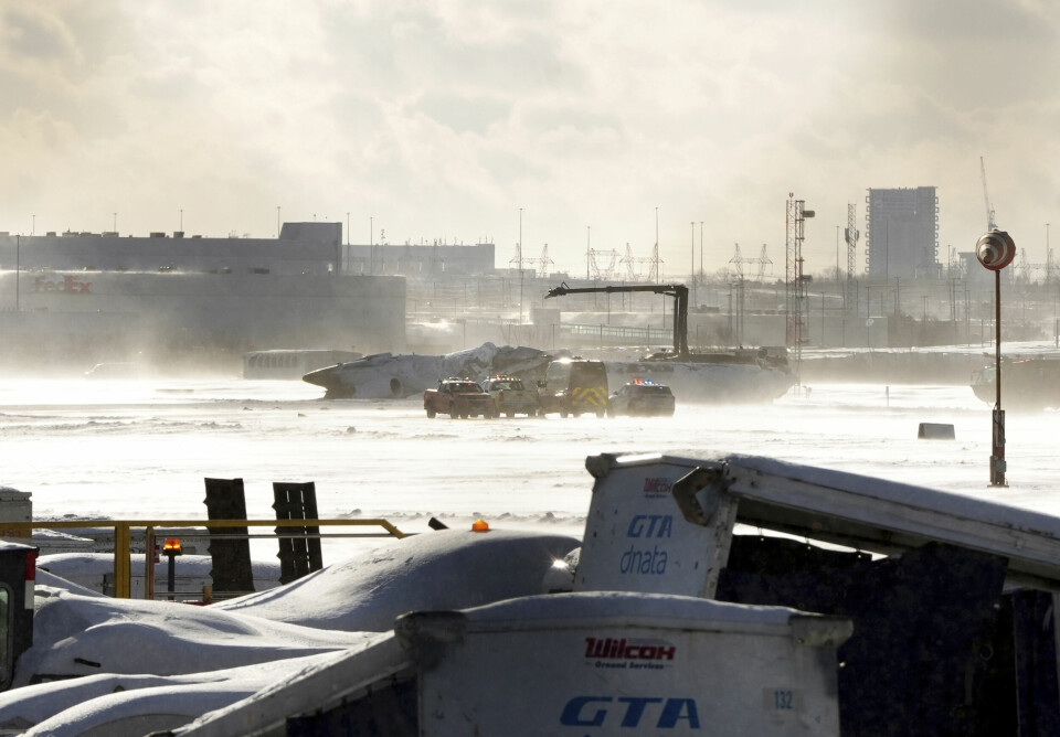 FLERE SKADDE: Flere ble skadd da et fly krasjlandet på Toronto Pearson lufthavn mandag. Bildet viser flyet som ligger opp ned på Toronto Pearson lufthavn i Canada. Foto: Teresa Barbieri / The Canadian Press / AP / NTB