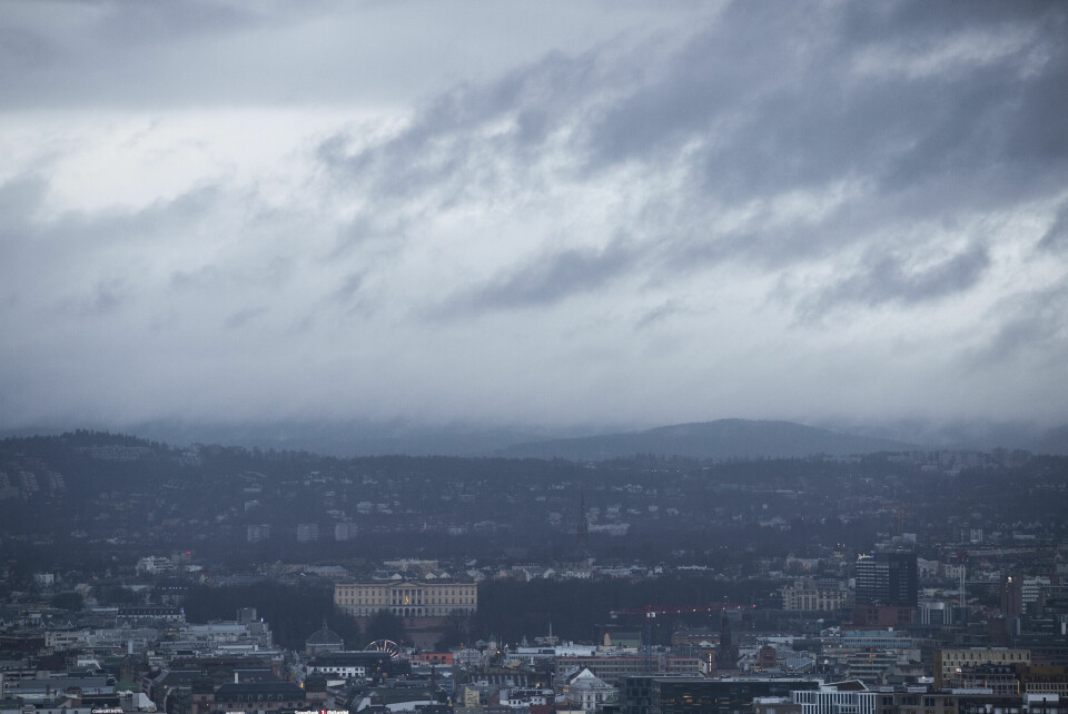 VÆR: Oslo og Østlandet vil få tett skydekke, tåke og regn de nærmeste dagene, varsler meteorologen. Ruskevær er på vei mot Øst- og Sørlandet. Helgen blir preget av yr og gråvær, melder meteorologene. Bildet er tatt i Oslo. Foto: Berit Roald / NTB