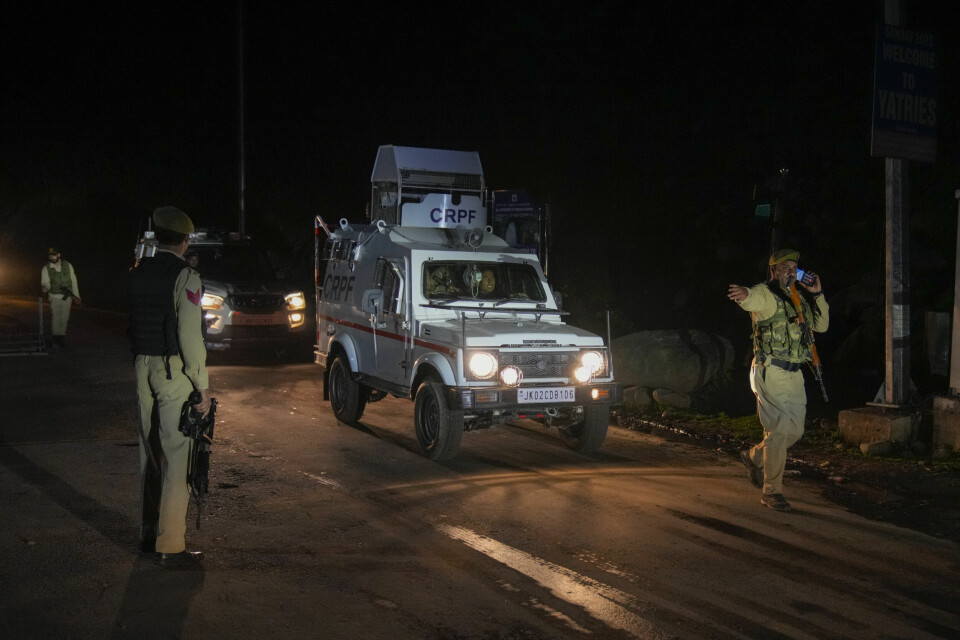 DRAP PÅ TURISTER: Indisk politi patruljerer etter drap på 26 turister i Kashmir i India. Bilde av indisk politi. Foto: AP Photo/Dar Yasin