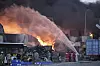 Bildet viser brannvesenet i Iran som prøver å slukke brannen etter eksplosjonen på havnen. (Foto: Mahdi Nori/Fars News Agency via AP / NTB)