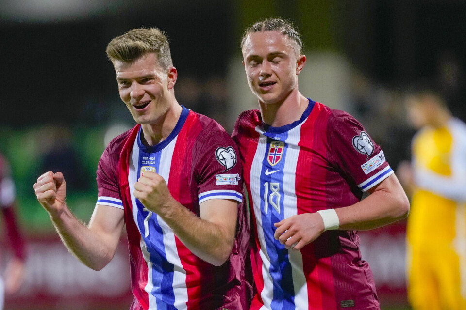 FOTBALL: Alexander Sørloth (til venstre) drømmer om å reise fra landslagssamling med seks poeng. Vinner Norge mot Israel tirsdag, får de det. Thelo Aasgaard (t.h.) gjorde brakdebut mot Moldova og mottok hyllest fra blant andre Alexander Sørloth. Foto: Fredrik Varfjell / NTB.