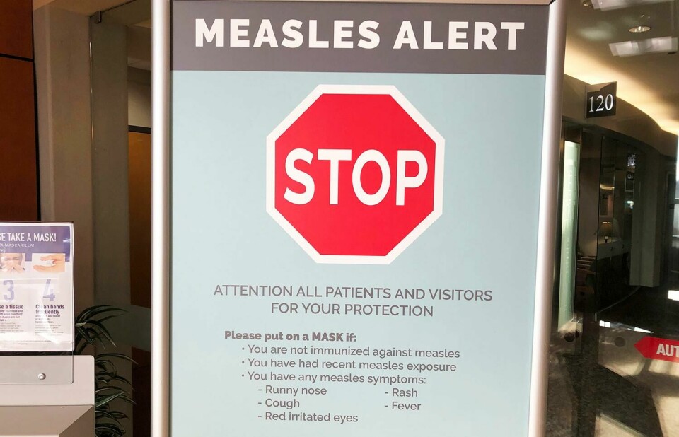 MESLINGER: I 2023 fikk bare to personer meslinger i Norge. Før vaksinen kom fikk rundt 1 000 personer per 100 000 innbyggere meslinger hvert år. Med dagens innbyggertall ville det tilsvart omkring 50 000 smittede hvert år. Bildet viser et skilt fra Canada. Der er det også utbrudd av meslinger.