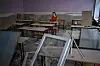14 år gamle Sofia Zjyr bak sin egen pult i det klasserommet i Tsjernihivs nummer 21 skole. Den ble bombet sønder og sammen da Russland invaderte Ukraina for tre år siden. Siden er skolegangen til flere millioner elever blitt avbrutt og forstyrret. Foto: Emilio Morenatti / AP / NTB